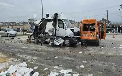 Vezirköprü'de freni patlayan tır dehşet saçtı: Öğrenci servisi dahil 7 araç birbirine girdi, 18 yaralı