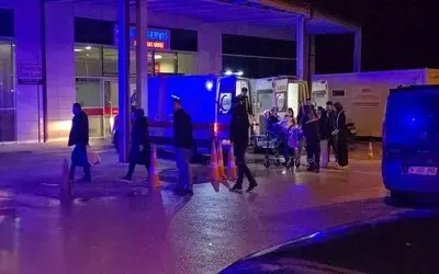 Vezirköprü'de otomobil ormanlık alana yuvarlandı: 7 yaralı