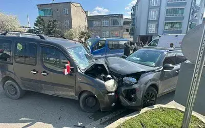Hafif ticari araç ile SUV tipi araç kafa kafaya çarpıştı: 4 yaralı
