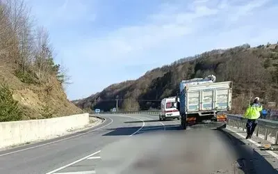 Samsun’da virajı alamayan motosiklet kamyonla çarpıştı: 1 ölü
