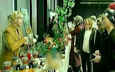 Soğan kabuğu ruj oldu: Çöpe gidecekken dudaklara sürüldü