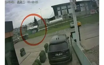 Yarışmadan dönen öğrencileri taşıyan aracın kaza anı güvenlik kamerasına yansıdı