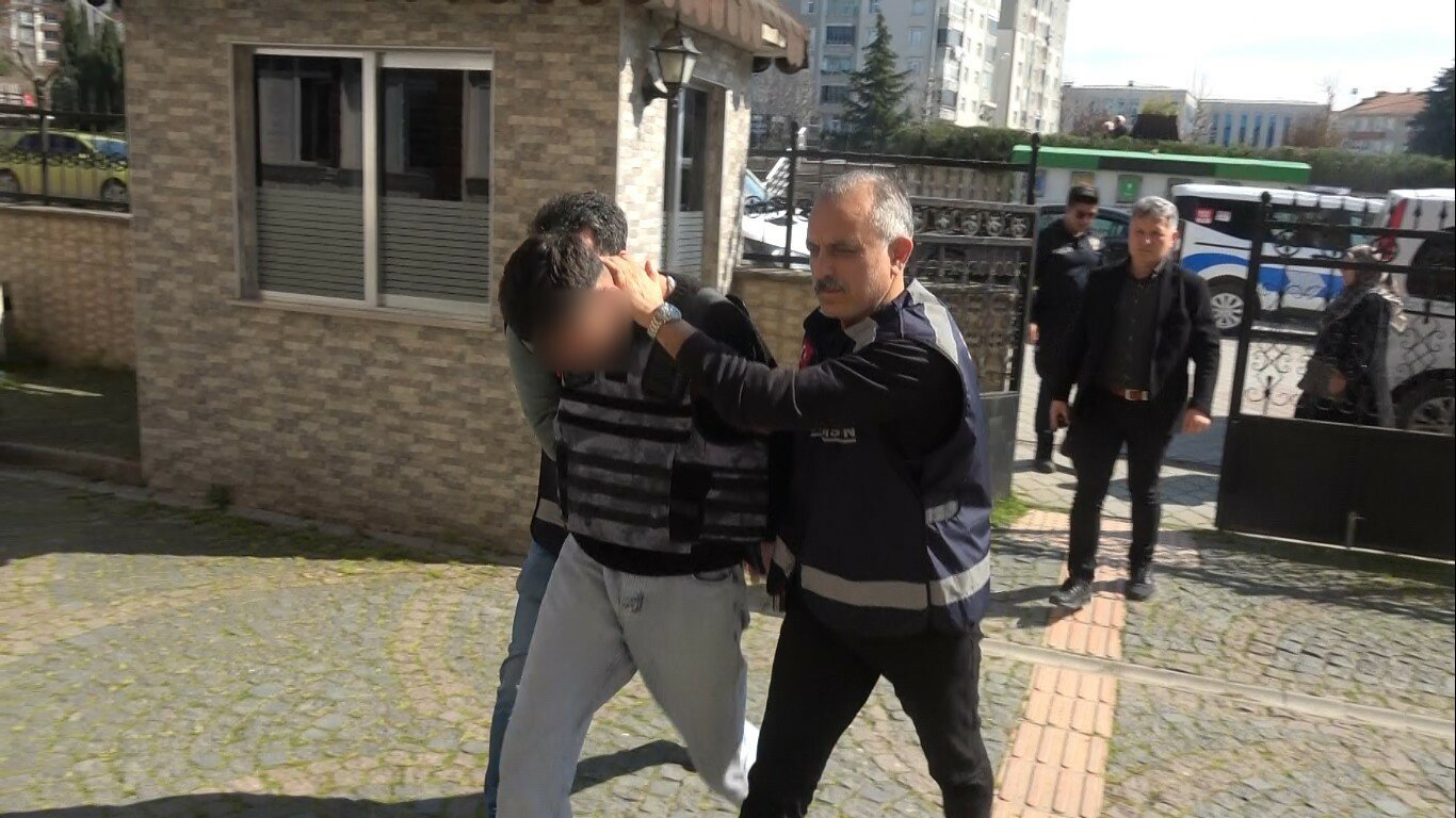 Bafra’da 17 yaşındaki çocuk pompalı tüfeklecinayet işledi: 2 çocuk adliyeye sevk edildi - Samsun’un Bafra ilçesinde bir kişiyi evinde pompalı tüfekle vuran 17 yaşındaki çocuk ile ona gözcülük yapan 17 yaşındaki arkadaşı, adliyeye sevk edildi.