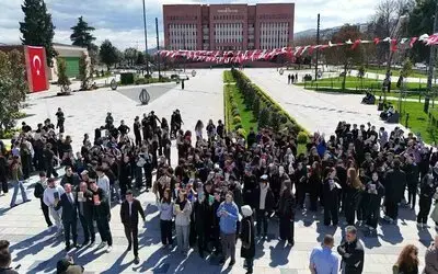 Öğrenciler, İstiklal Meydanı’nda kitap okudu
