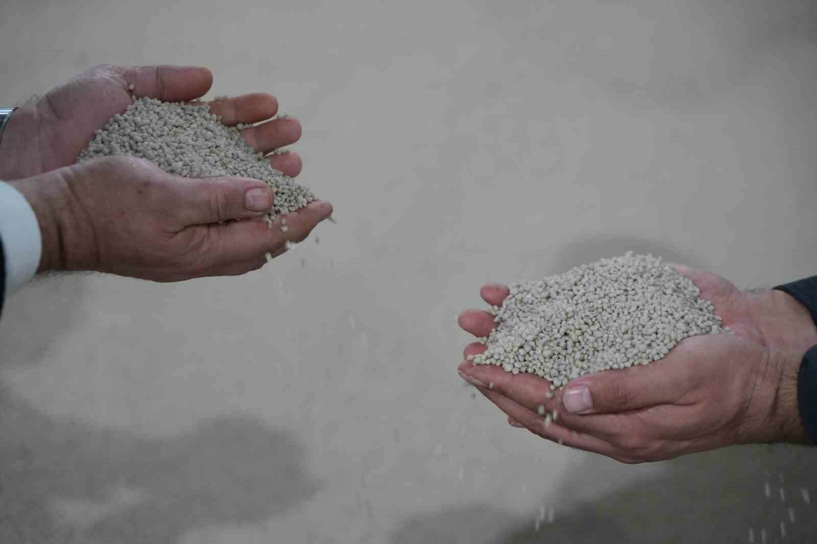 Küresel gübre krizine yerli çözüm: Arz sorunu yok
 - Orta Doğu’da yaşanan gerilim ve ABD-İran savaşı sonrası küresel gübre ham maddesi tedarikinde yaşanan sıkıntılar, Türkiye’de yerli üretimle dengeleniyor. Eti Gübre Satış ve Pazarlama Direktörü Kürşat Akın, ham maddenin büyük bölümünü kendi entegre tesislerinden sağlayan yapıları sayesinde piyasadaki dalgalanmalardan minimum düzeyde etkilendiklerini belirterek, Türkiye’nin fosfatlı gübre ihtiyacının tamamını karşılayabilecek kapasitede olduklarını söyledi.