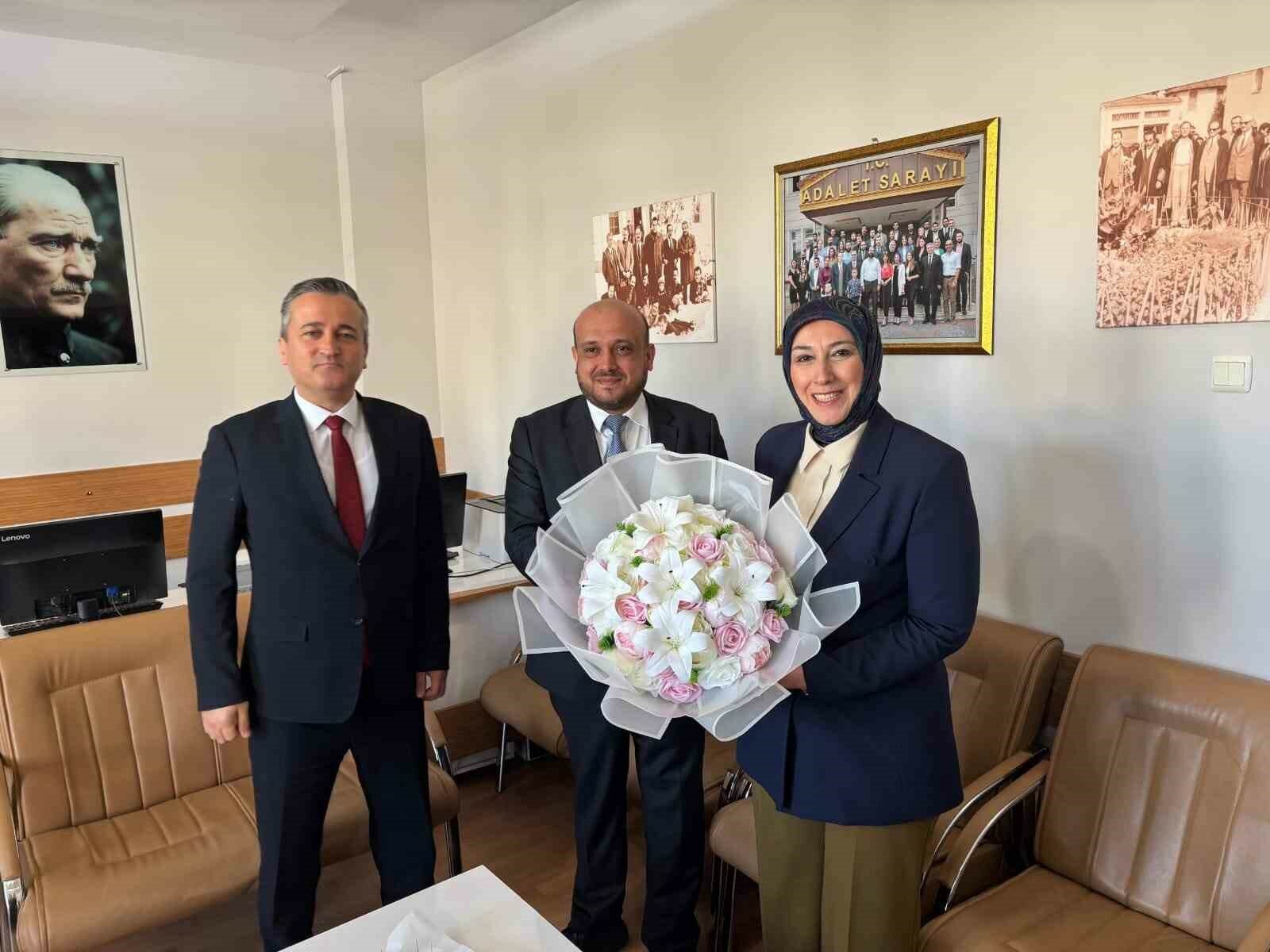 Bafra’da Avukatlar Günü kutlandı - Samsun’un Bafra ilçesinde Avukatlar Günü dolayısıyla düzenlenen programda, adliye yönetimi avukatlarla bir araya gelerek günlerini kutladı.