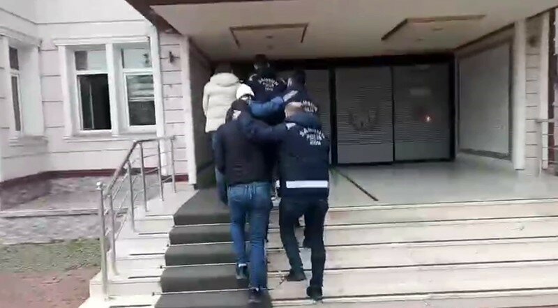 Sınavda kopya şebekesineoperasyon: 5 kişiye suçüstü - Samsun’un Bafra ilçesinde motorlu taşıtlar sınavında kopya düzeneği kuran şebekeye polis ekipleri tarafından operasyon düzenlendi, 5 şüpheli suçüstü yakalandı.
