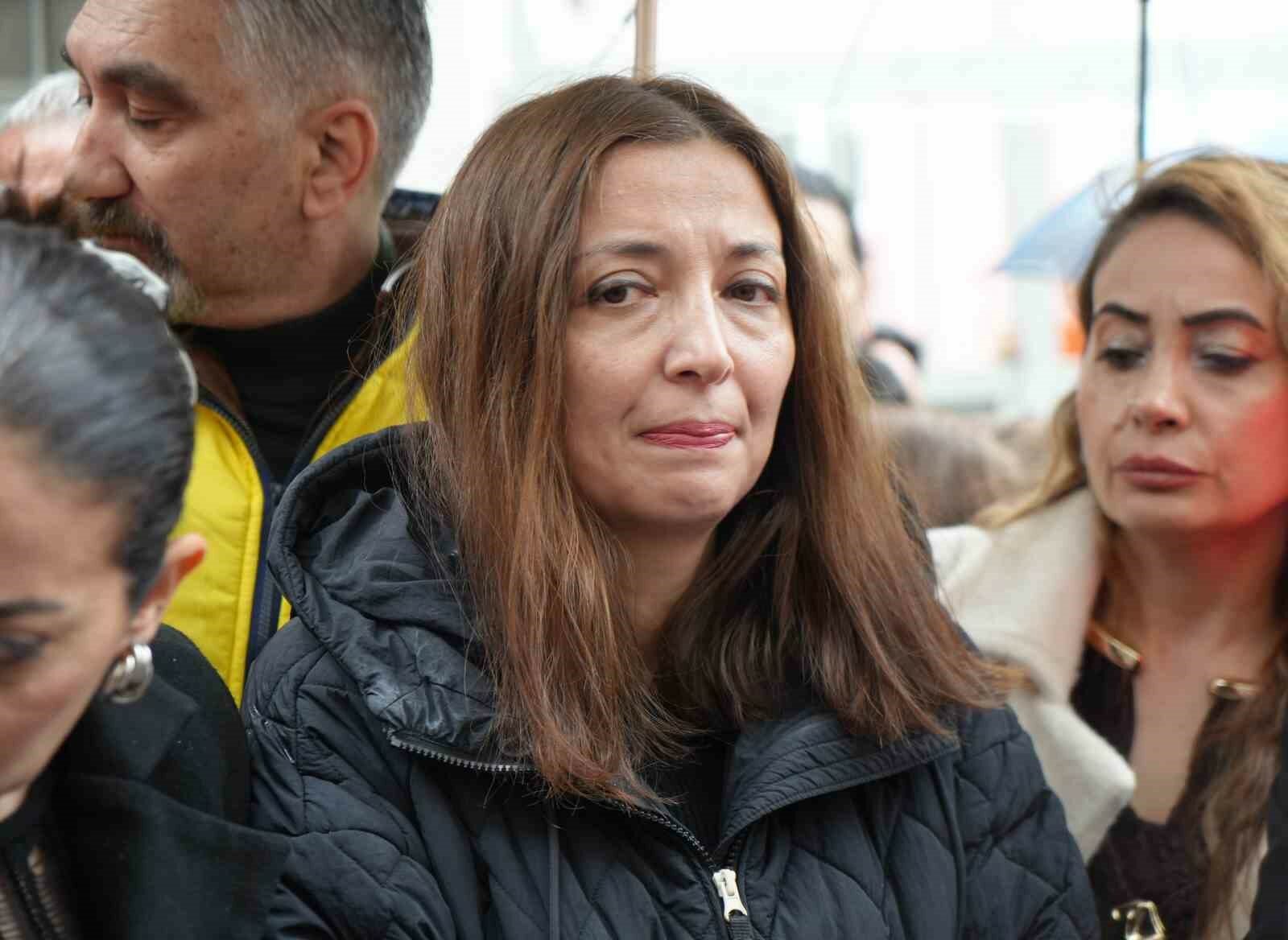 Samsun’da veli sınıfı bastı, öğretmenlerbasın açıklaması ile tepki gösterdi - Samsun’da bir ilkokulda görevli öğretmen, ders sırasında bir veli tarafından hakaret, tehdit ve saldırı girişimine maruz kaldı. O anlar cep telefonu kamerasına yansırken, meslektaşları Selma Yavuz Şenel için okul önünde basın açıklaması yaptı.