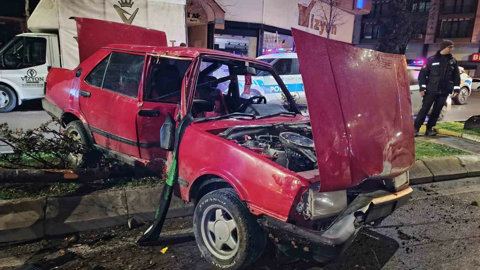 Otomobilin çarptığı ağaç karşı şerittekiaracın üzerine devrildi: 1 yaralı - Samsun’un Bafra ilçesinde kontrolden çıkan Tofaş otomobil refüjdeki ağaca çarptı. Çarpmanın etkisiyle devrilen ağaç, karşı şeritten gelen otomobilin üzerine düştü. Kazada 1 kişi yaralandı.
