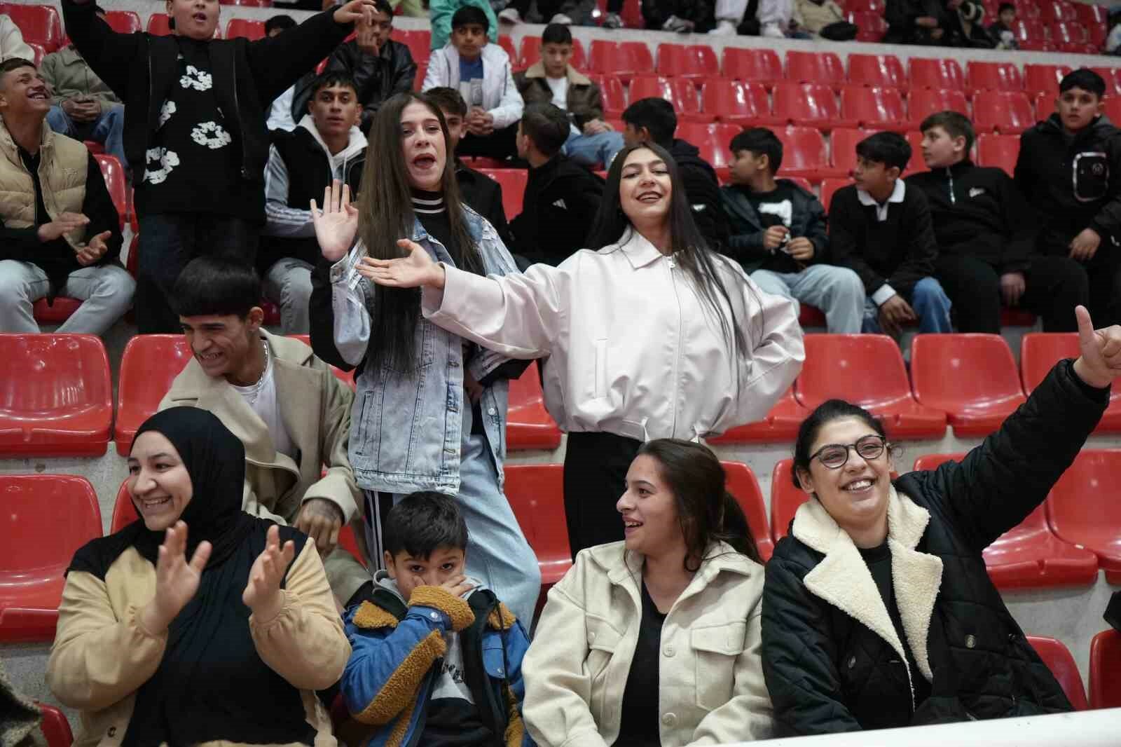Romanlar, attıkları göbekle düşman çatlattı - SAMSUN (İHA) – Samsun’da düzenlenen Dünya Romanlar Günü etkinliğinde Roman vatandaşların dans gösterileri beğeni topladı.