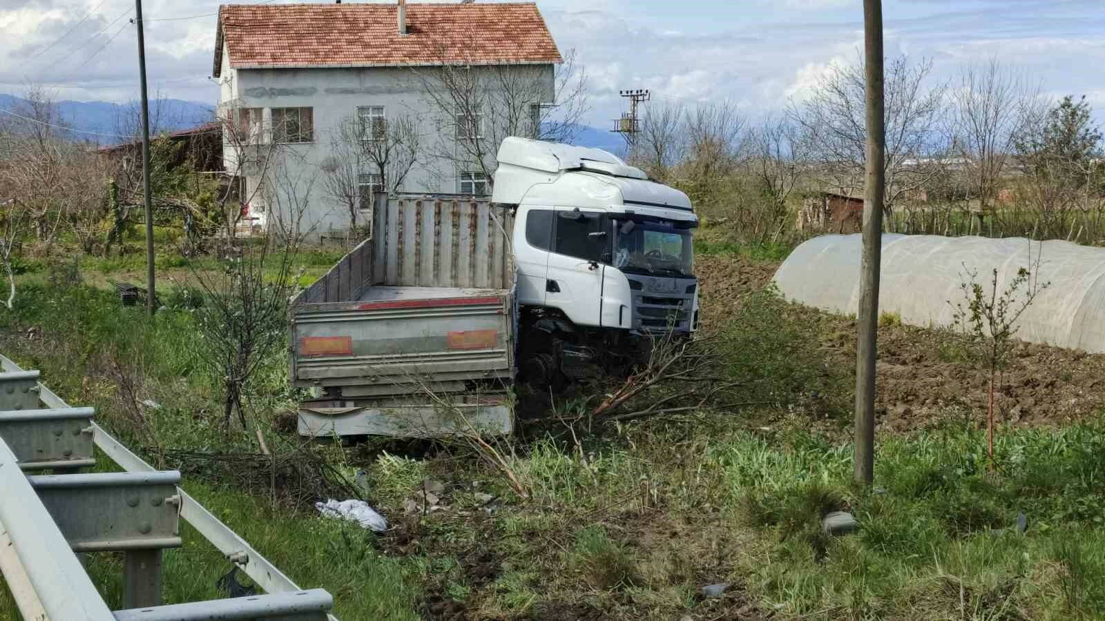 Alaçam'da tır tarlaya uçtu: 1 yaralı
