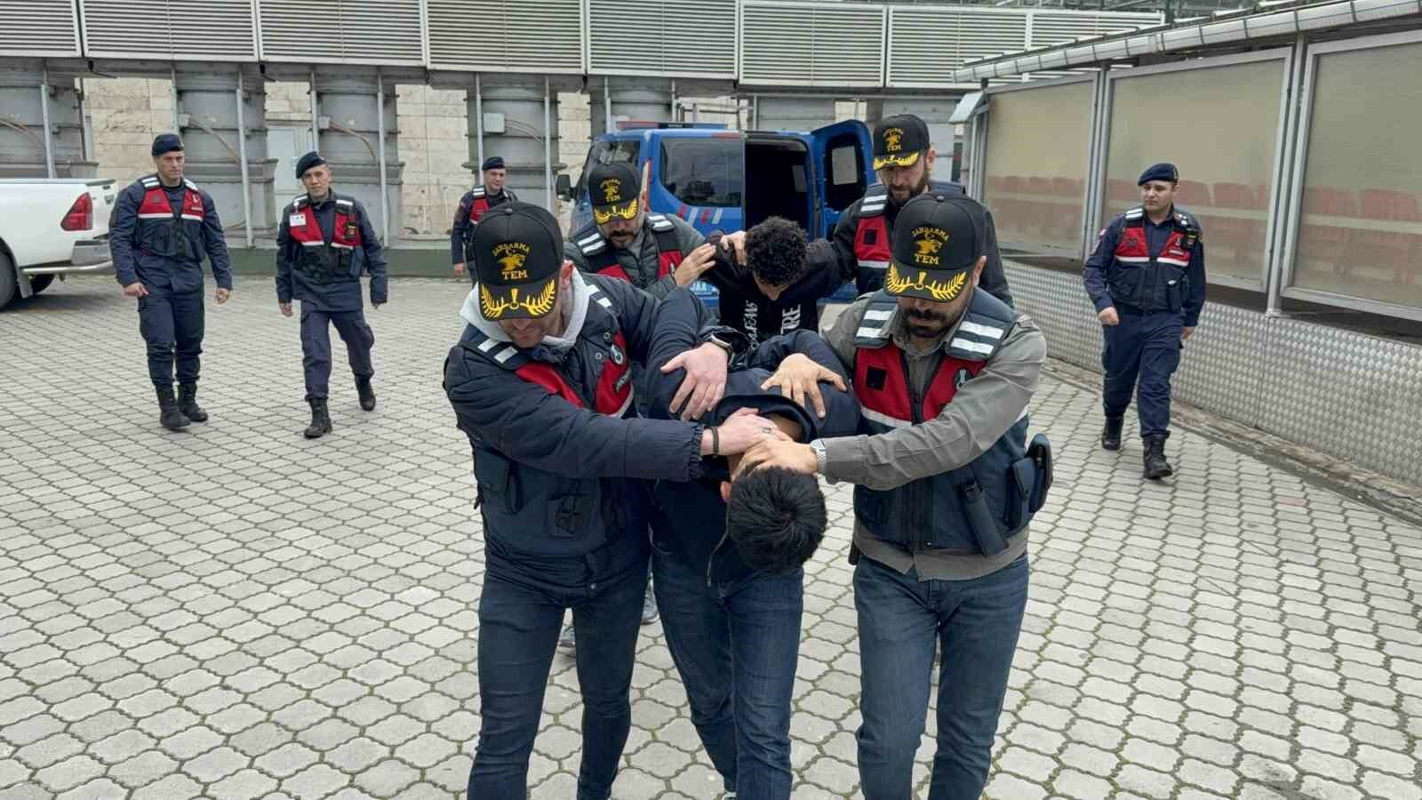Bafra'da Tik Tok canlı yayınında terör propagandasıyapan 2 inşaat işçisi adliyeye sevk edildi - Samsun’un Bafra ilçesinde TikTok üzerinden canlı yayında terör örgütü propagandası yapınca  gözaltına alınan 2 inşaat işçisi adliyeye sevk edildi.