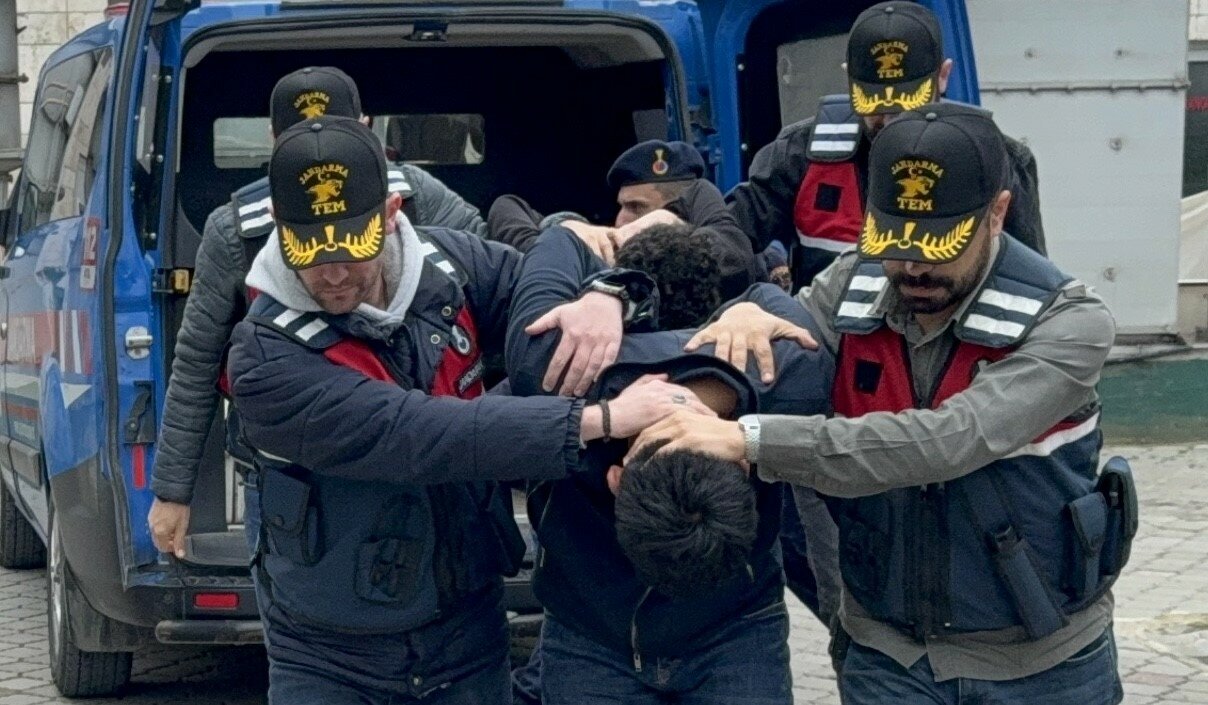 Tik Tok canlı yayınında terörpropagandası yapan inşaat işçilerine adli kontrol - Samsun’un Bafra ilçesinde TikTok üzerinden canlı yayında terör örgütü propagandası yapınca  gözaltına alınan 2 inşaat işçisi çıkarıldıkları mahkemece adli kontrol şartıyla serbest bırakıldı.