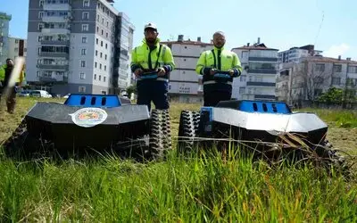 Çimleri artık robotlar biçiyor: 6 kişilik işi 2 robot yapıyor
