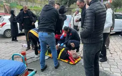 Genç sürücünün direksiyon hakimiyetini kaybettiği araç kaldırıma çıktı: 1 yaralı
