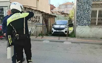 Kaldırımı kapatan bariyer kazaya neden oldu: 2 yaşındaki çocuk yaralandı
