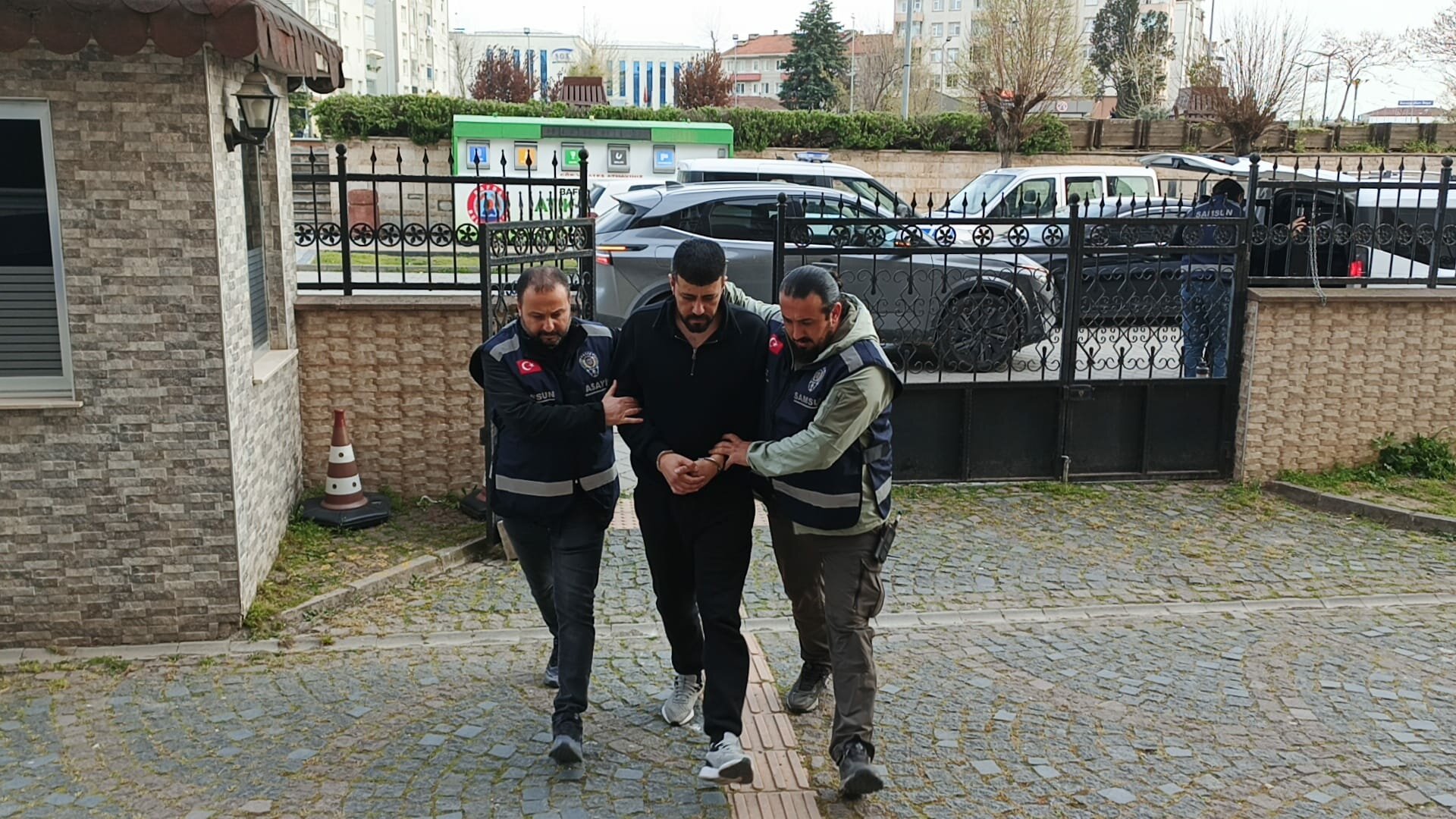 Bafra’daki cinayetaydınlatıldı: Azmettirici yakalandı - Samsun’un Bafra ilçesinde meydana gelen kasten öldürme olayına ilişkin yürütülen soruşturmada önemli bir gelişme yaşandı. Cinayetin azmettiricisi olduğu öne sürülen şüpheli, polis ekiplerinin düzenlediği operasyonla yakalanarak gözaltına alındı.