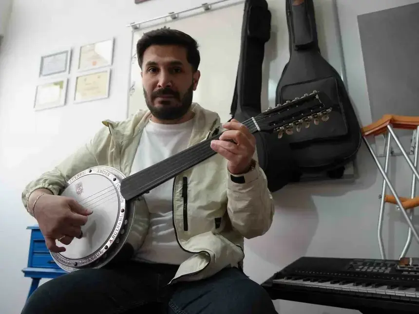 Trafik kazası sonrası engelli kalan genç öğretmenin azmi
