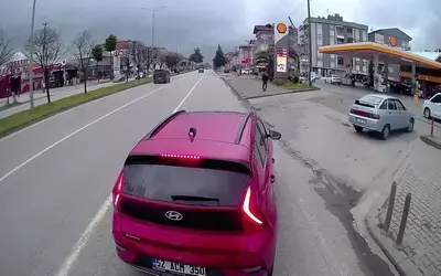 Samsun'da Aniden Çimento Yüklü Tırın Önüne Çıkan Otomobil Yürekleri Ağza Getirdi 