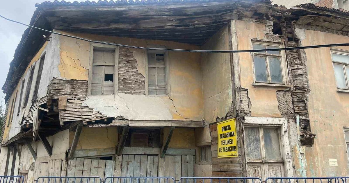 Bafra’da çökme riski taşıyan yapılar için belediyenin daha ciddi önlemler alması istendi
