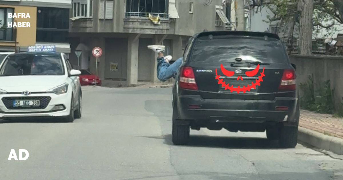 Bafra’da Trafikte Tehlikeli Görüntü:Seyir Halindeki Araca Kafasını Soktu - Samsun’un Bafra ilçesinde trafikte tehlikeli anlar yaşandı. SUV tipi bir araçta bulunan genç, seyir halindeyken araç camından kafasını içeri sokarak bir süre bu şekilde ilerledi.