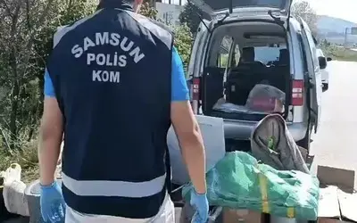 Koliden ve halıdan silah çıktı: Araçta şaşırtan gizleme yöntemi
