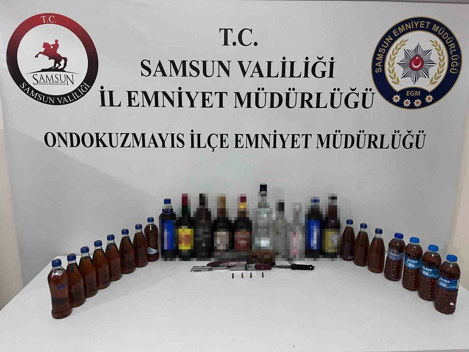 Alkollü sürücünün aracından sahte içki çıktı
