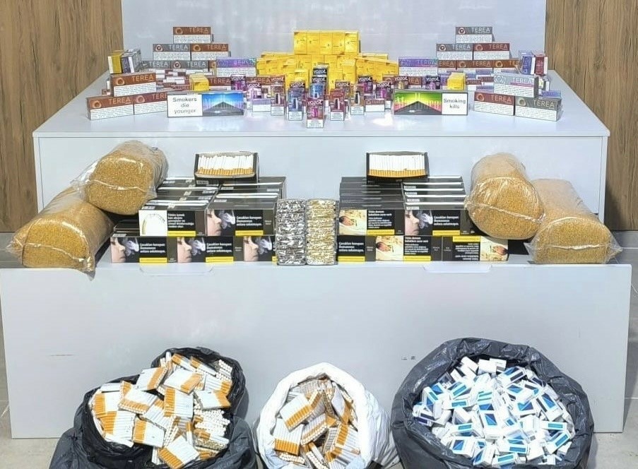 Bafra ve Alaçam'da binlerce makaronve kaçak ürün ele geçirildi - Samsun’un Bafra ve Atakum ilçelerinde düzenlenen operasyonda binlerce makaron ve çok sayıda kaçak ürün ele geçirilirken, 2 şüpheli hakkında adli işlem başlatıldı.