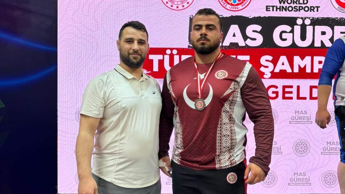 Bafralı Sinan Çakır MasGüreşinde Türkiye İkincisi Oldu - Yozgat’ta düzenlenen Mas Güreşi Türkiye Şampiyonası’nda Bafralı sporcu Sinan Çakır önemli bir başarıya imza attı. 
