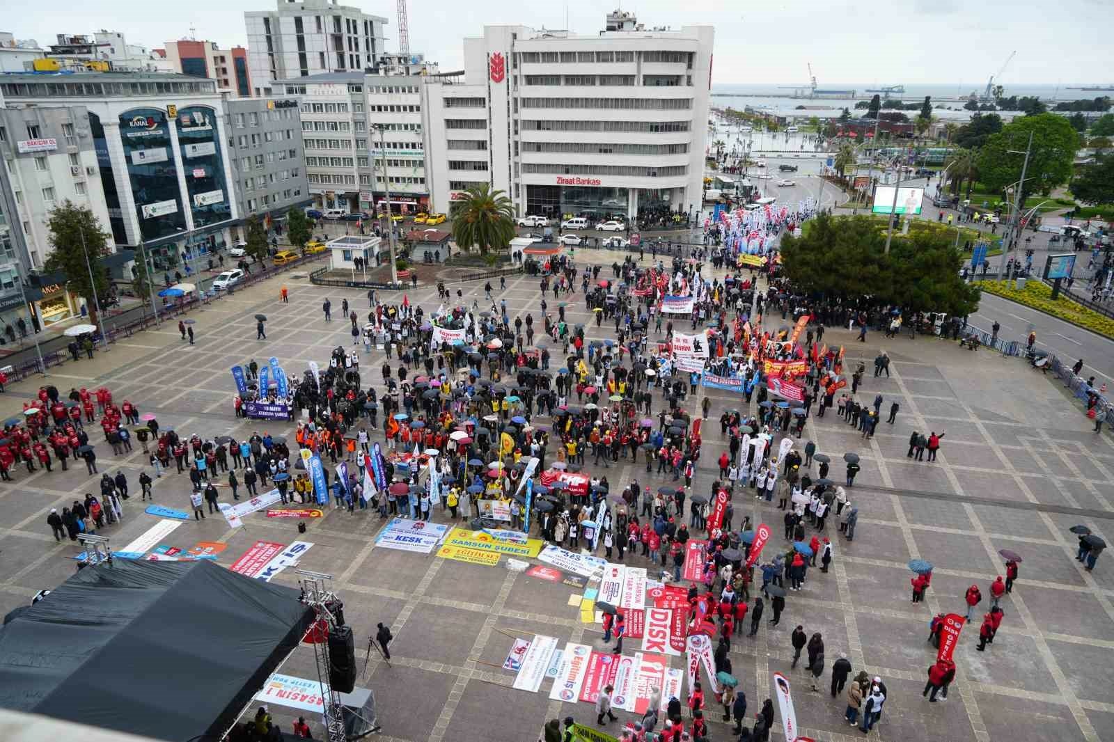 Samsun’da yağmur altında 1 Mayıs kutlaması
