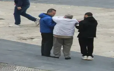 Merdivenden inerken düşen 2 kişinin yardımına vatandaşlar koştu

