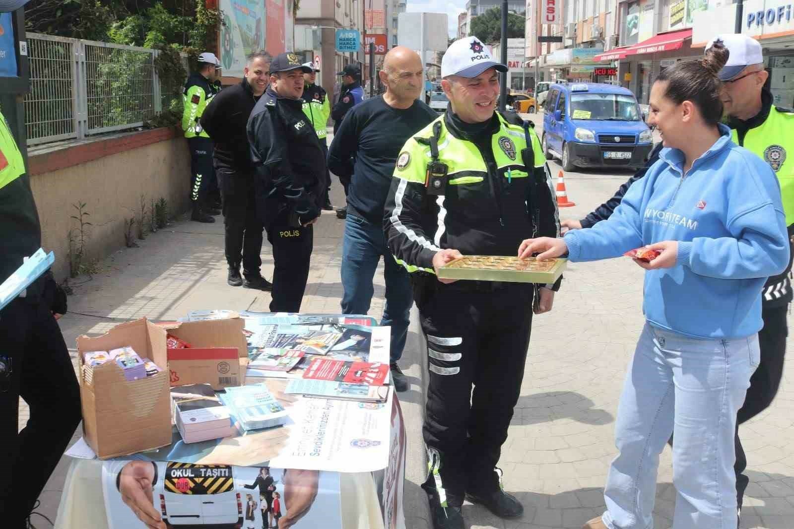 Bafra’da Trafik Haftası’nda farkındalık etkinliği
 - Samsun’un Bafra ilçesinde Karayolları Trafik Haftası kapsamında düzenlenen etkinliklerde vatandaşlara trafik kuralları hakkında bilgilendirme yapıldı, 750 broşür dağıtıldı.