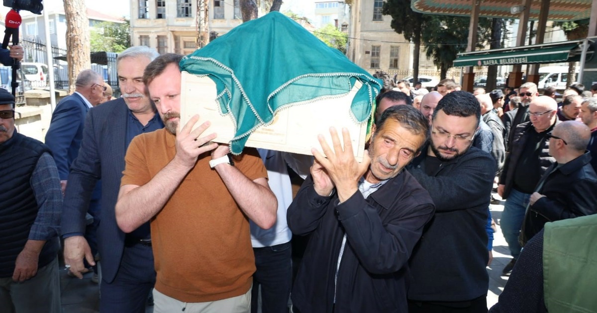 Motosiklet kazasında hayatını kaybeden 17 yaşındaki Ela son yolculuğuna uğurlandı
