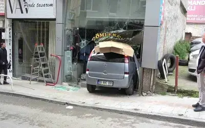Samsun’da terzi dükkanına otomobil girdi
