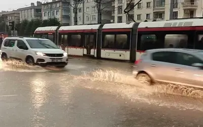 Atakum'da Sağanak: Caddeler Dere Gibi Aktı
