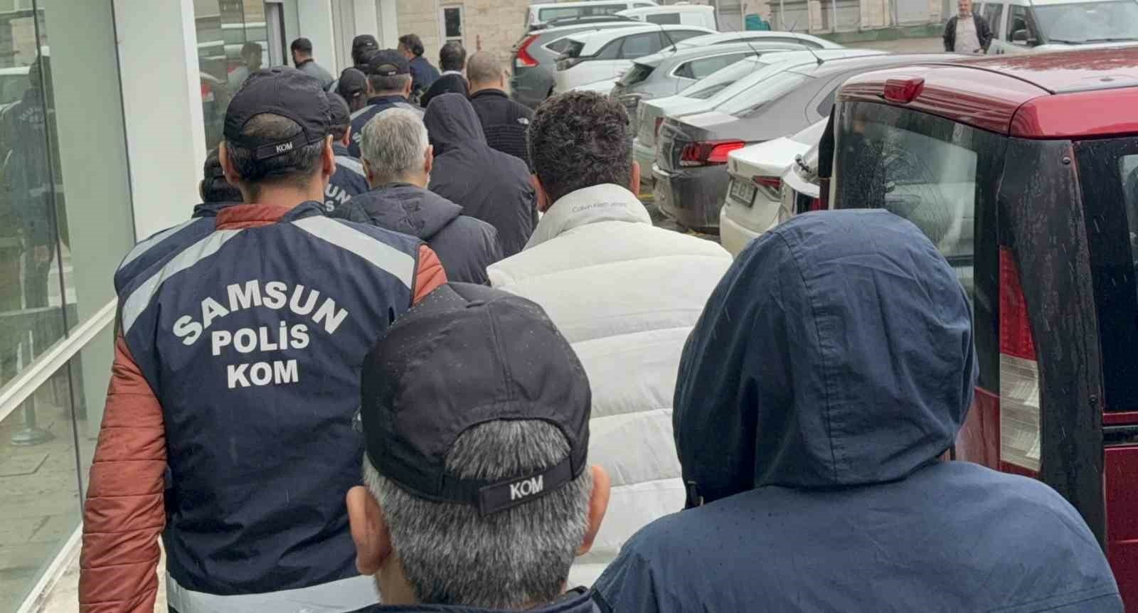 Samsun’daki Rüşvet Operasyonunda2 Doktor Tutuklandı - Samsun’da, Ondokuz Mayıs Üniversitesi (OMÜ) Sağlık Uygulama ve Araştırma Merkezinde "rüşvet" iddialarıyla ilgili yürütülen soruşturma kapsamında 2 doktor tutuklanırken, 2’si doktor 4’ü medikalci 6 kişi ise adli kontrol şartıyla serbest bırakıldı.