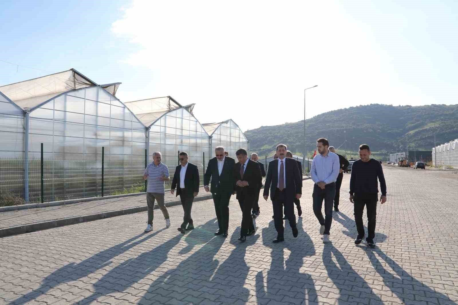Bafra’da Üretim VeKamu Yatırımları Yerinde İncelendi - Samsun Valisi Orhan Tavlı, Samsun Büyükşehir Belediye Başkanı Halit Doğan ve beraberindeki heyet, Bafra Sera Organize Tarım Bölgesi(OTB) ile Bafra Karma Organize Sanayi Bölgesi’nde(OSB) incelemelerde bulundu.