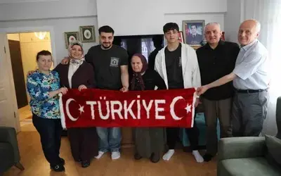 90 Yaşındaki Şehit Annesini Duygulandıran Hareket
