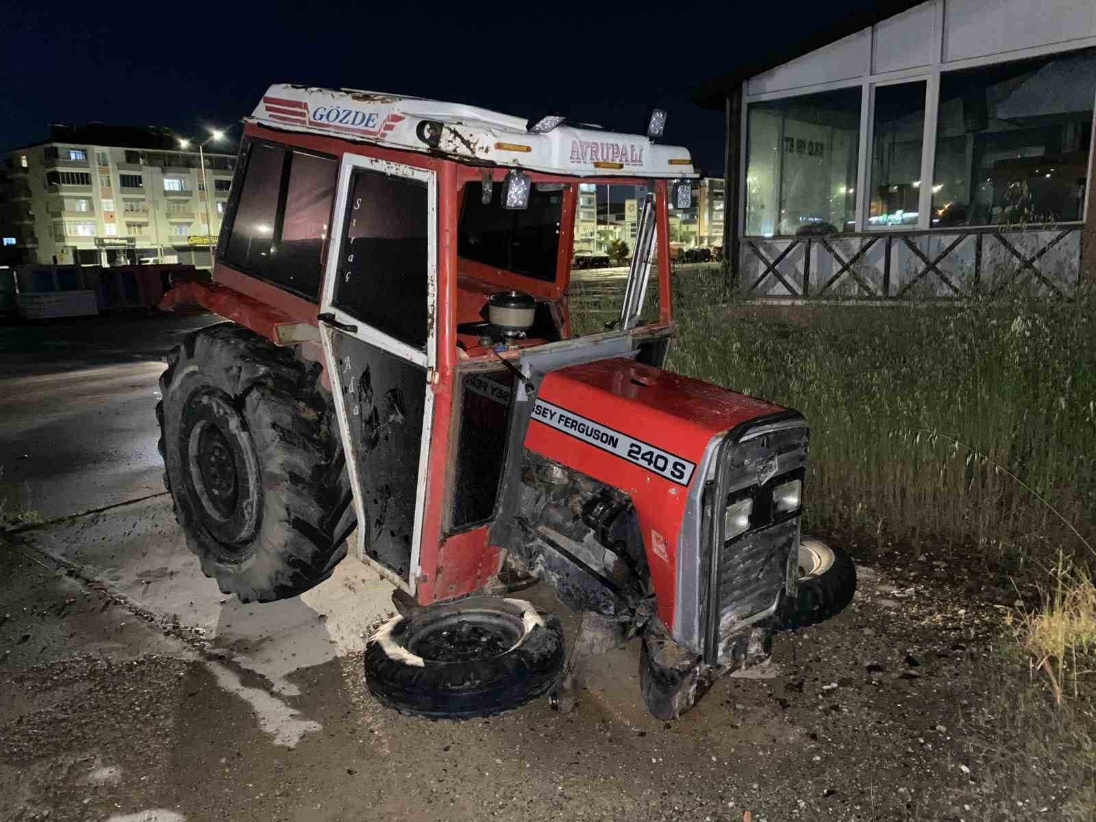 Kaldırıma Çıkan Traktör Ağaca Çarptı
