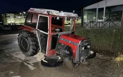 Kaldırıma Çıkan Traktör Ağaca Çarptı
