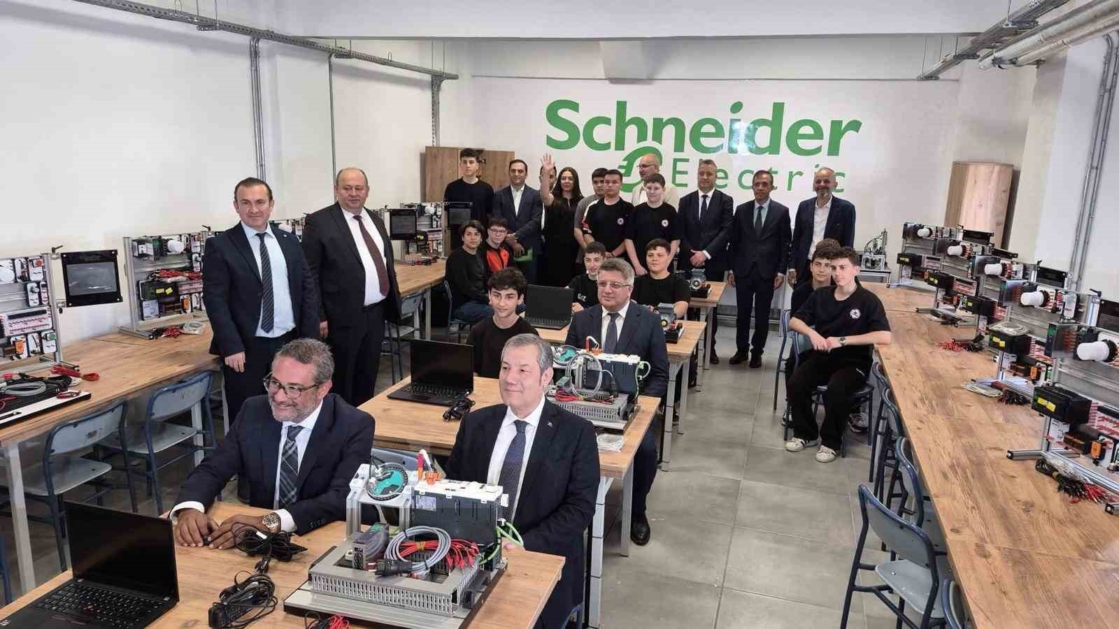 Samsun’da Meslek Lisesinde’otomasyon Atölyesi’ Açıldı - Samsun Atakum Mesleki ve Teknik Anadolu Lisesi’nde kurulan Otomasyon Sistemleri Atölyesi düzenlenen törenle hizmete açıldı.