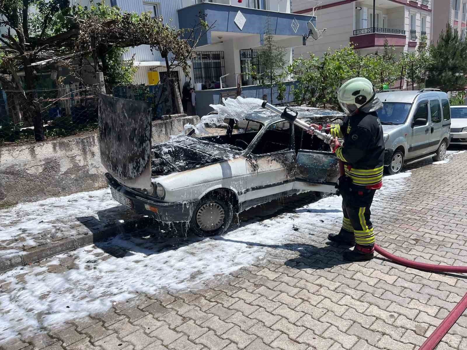 Park Halindeki Otomobil Alevlere Teslim Oldu
 - Samsun’un Kavak ilçesinde pazar yerinde park halinde bulunan bir otomobil, henüz bilinmeyen bir nedenle bir anda alev aldı. Kısa sürede büyüyen yangın paniğe neden oldu.