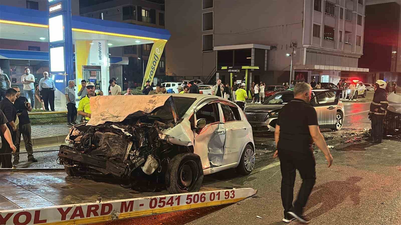 Atakum’da Kontrolden Çıkan OtomobilKarşı Şeride Geçti: 5 Yaralı - Samsun’un Atakum ilçesinde kontrolden çıkarak karşı şeride geçen otomobilin diğer araçlara çarpması sonucu 5 kişi yaralandı.