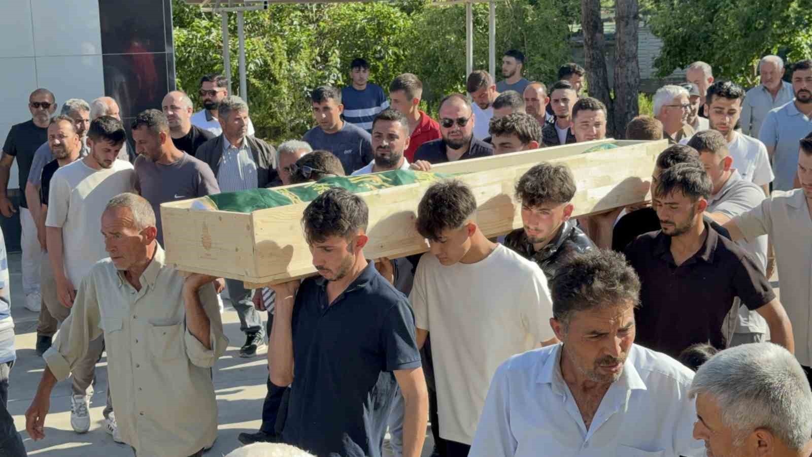 Lunapark Faciasında ÖlenGenç Son Yolculuğuna Uğurlandı - Amasya’da lunaparkta çalışırken ranger olarak bilinen oyun aleti kabininin başına çarpması sonucu hayatını kaybeden 20 yaşındaki genç, memleketi Samsun’da gözyaşları arasında toprağa verildi.
