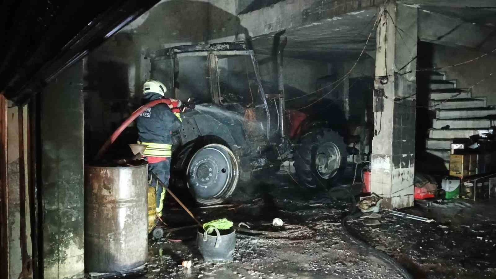Bafra’da Sanayi Sitesinde KorkutanYangın: İş Yerinde Büyük Hasar - Samsun’un Bafra ilçesinde bulunan Kızılırmak Sanayi Sitesi’nde çıkan yangın, korku dolu anlara neden oldu. Yangında iş yerinde bulunan bir traktör ile çok sayıda malzeme kullanılamaz hale gelirken, iş yerinde büyük çapta maddi hasar meydana geldi.