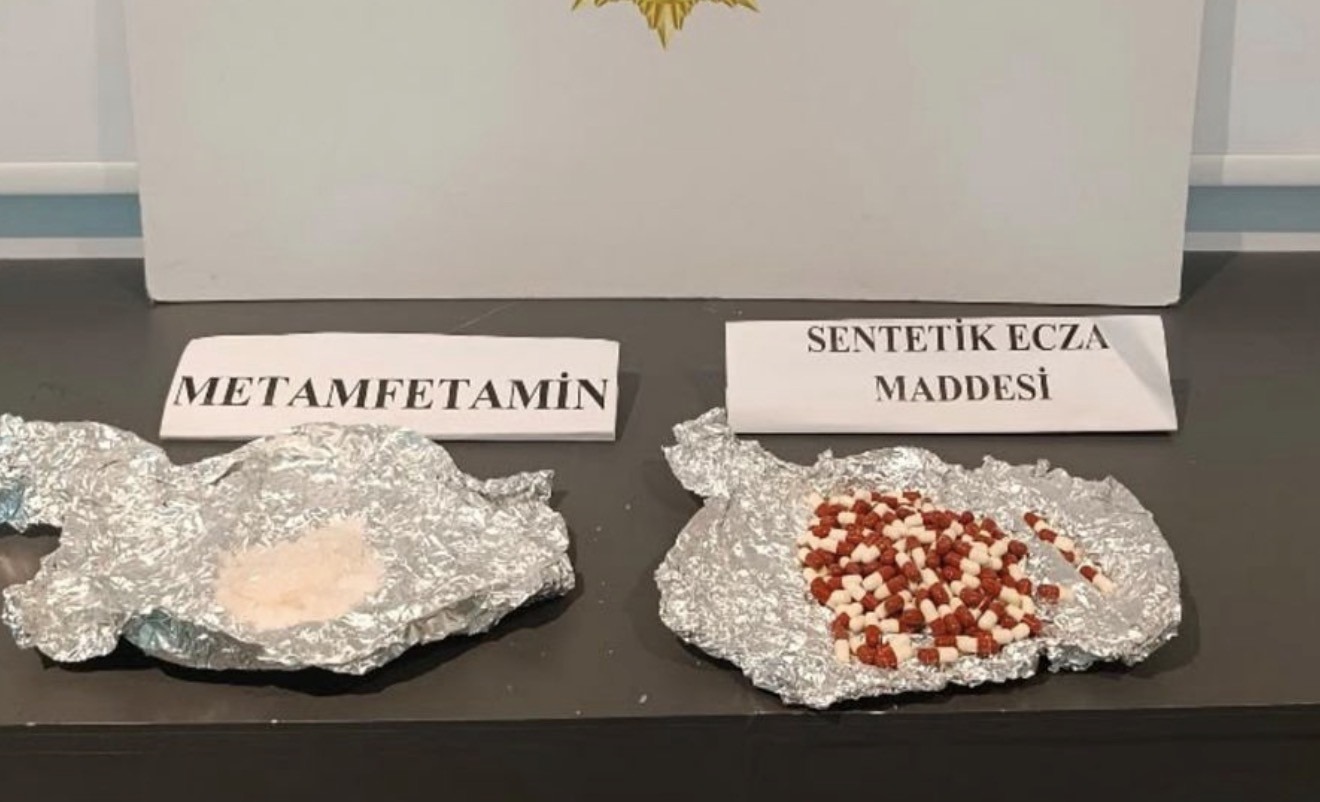 Samsun’da Narkotik Operasyonunda UyuşturucuVe Silahlar Ele Geçirildi - Samsun’da düzenlenen operasyonlarda uyuşturucu maddeler ile ruhsatsız silahlar ele geçirilirken, 7 şüpheli hakkında adli işlem başlatıldı.