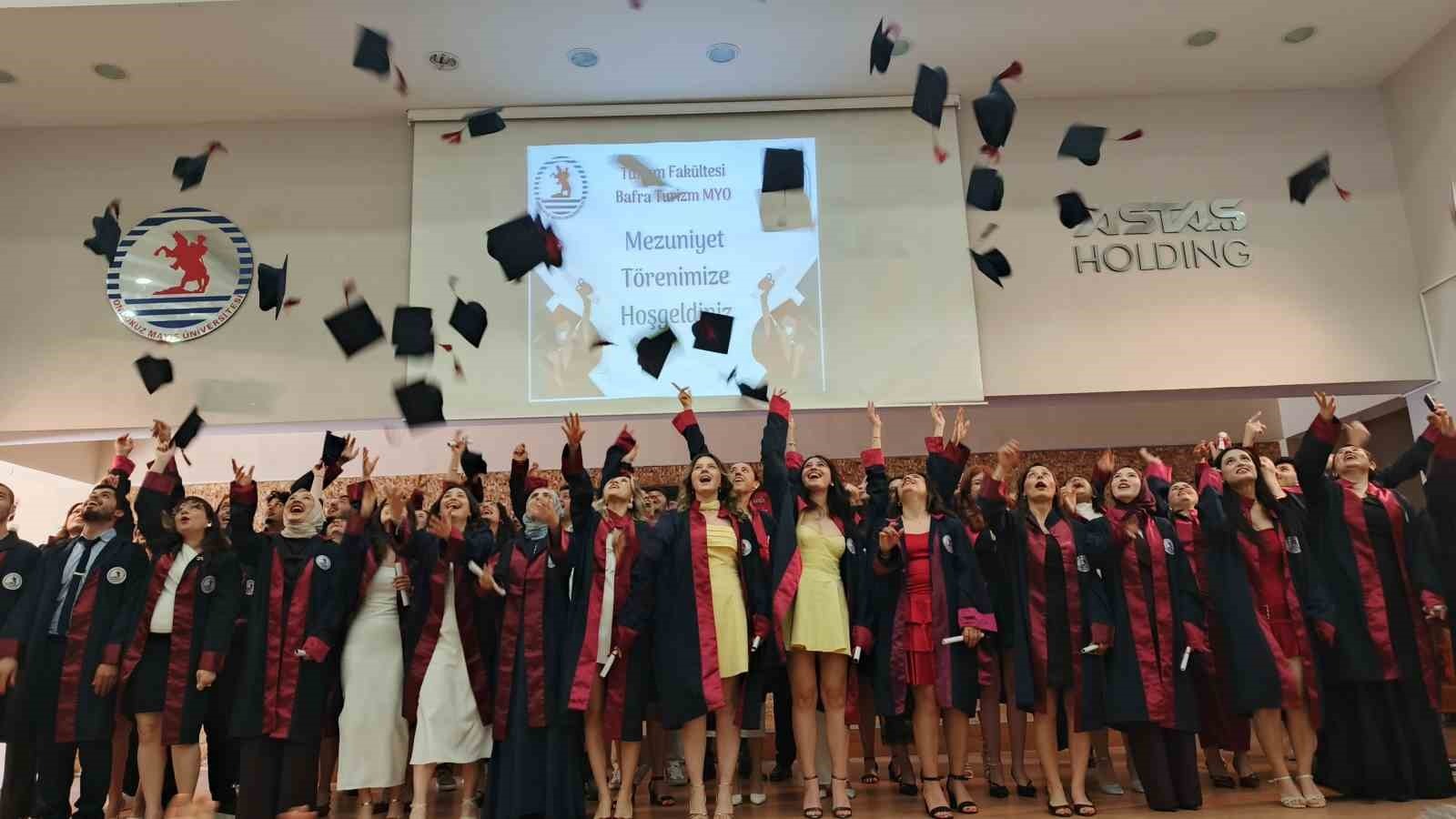 OMÜ Bafra Turizm FakültesiVe Myo’da Mezuniyet Coşkusu - Samsun’un Bafra ilçesinde bulunan Ondokuz Mayıs Üniversitesi (OMÜ) Bafra Şevket Aşçı Turizm Fakültesi ile Bafra Turizm Meslek Yüksekokulu’nda(MYO) 2025-2026 Eğitim-Öğretim Yılı Mezuniyet Töreni düzenlendi.