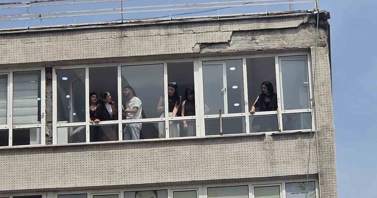8 Katlı İş Hanından Düşen Sıva Parçaları 2 Kişiyi Yaraladı
