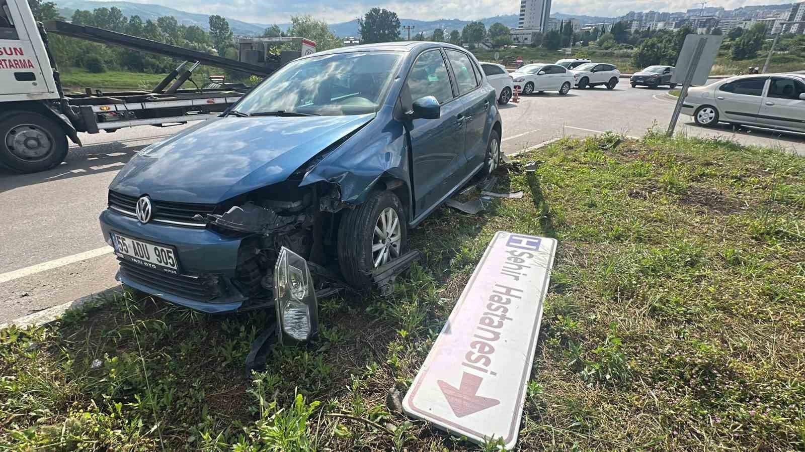 Samsun Şehir Hastanesi Kavşağı’ndaYine Kaza: 2 Yaralı - Samsun’da sık sık trafik kazalarının yaşandığı Şehir Hastanesi Kavşağı’nda iki otomobilin çarpıştığı kazada sürücüler yaralandı.