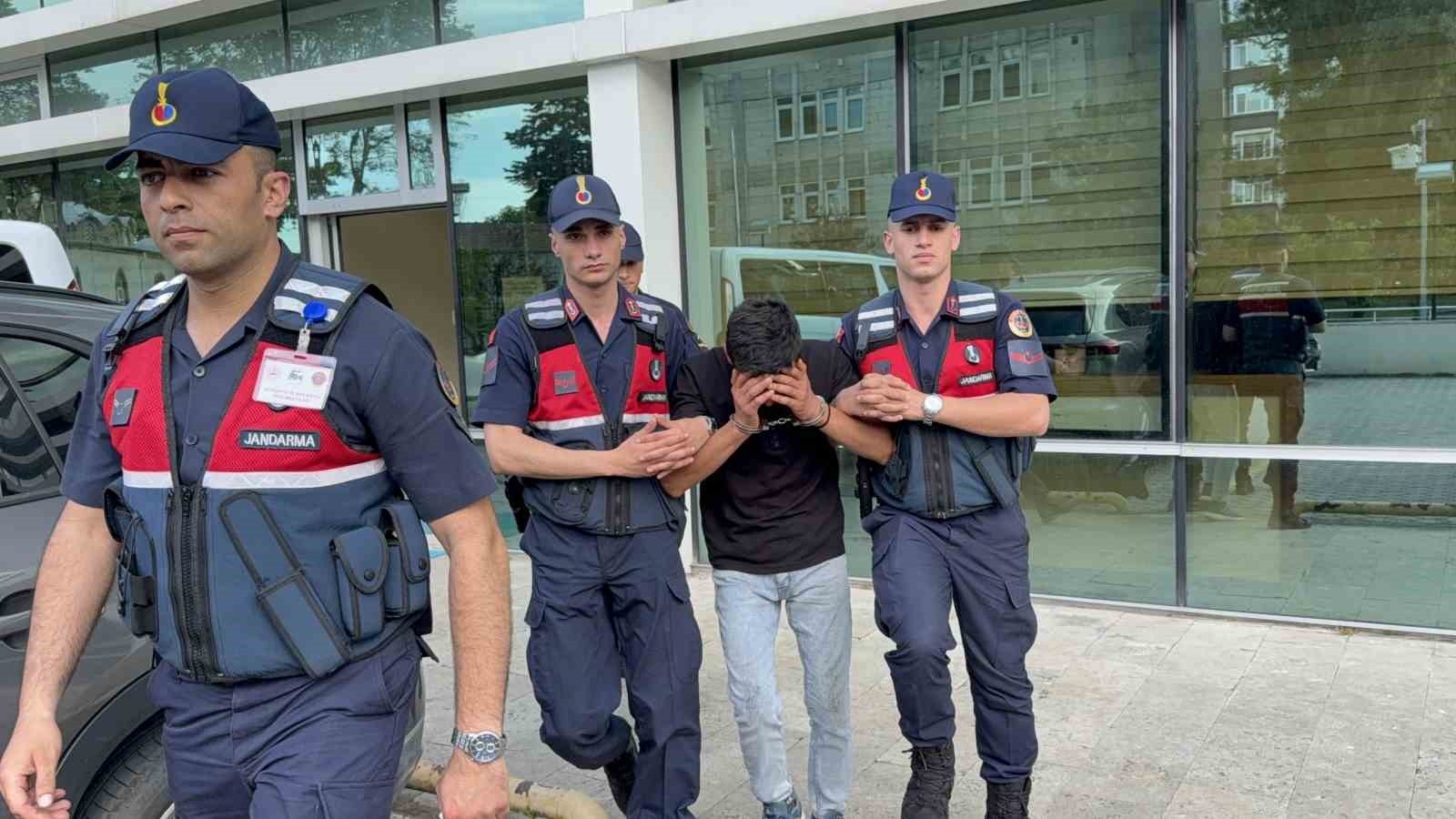 Televizyon Hırsızlığı Zanlısı,Jandarma Ekiplerince Yakalandı - Samsun’un İlkadım ilçesinde bir eve girerek 2 adet televizyon çaldığı tespit edilen şahıs, jandarmanın çalışması sonucu yakalanarak tutuklandı.